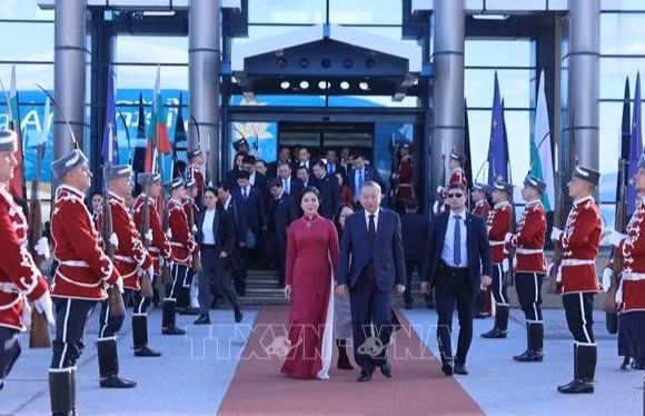 Lễ tiễn Tổng Bí thư Tô Lâm và Phu nhân tại sân bay quốc tế Sofia. (Ảnh: Thống Nhất/TTXVN)