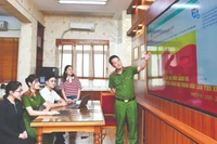 Cán bộ, giảng viên, học viên Học viện Cảnh sát nhân dân ứng dụng công nghệ AI trong công tác tư vấn, tuyển sinh. (Ảnh: THẾ ĐẠI)