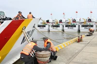 Các tàu Chi đội Kiểm ngư số 3 neo đậu tại cảng gia cố hệ thống dây buộc tàu.
