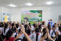 Các em học sinh hào hứng tham gia Chương trình giới thiệu sách thuộc Dự án “Thực hiện bình đẳng giới và giải quyết những vấn đề cấp thiết với phụ nữ và trẻ em”.