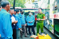 Lực lượng chức năng tập huấn cho nghiệp đoàn xe ôm tại bến xe về nhận diện các loại hình tội phạm.