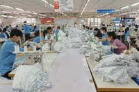 Sản xuất hàng dệt may tại Nhà máy may Hòa Thọ (Quảng Ngãi).