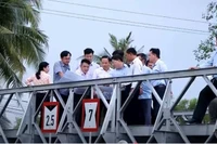 Lãnh đạo Sở Nông nghiệp và Môi trường tỉnh An Giang và đại diện Công ty trách nhiệm hữu hạn một thành viên khai thác thủy lợi miền nam kiểm tra một số công trình thủy lợi tại xã Gò Quao-tỉnh An Giang.