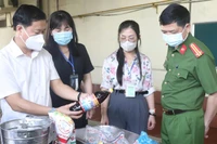 Các cơ quan chức năng kiểm tra các cơ sở sản xuất, kinh doanh thực phẩm trên địa bàn Hà Nội.