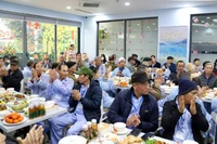 Người bệnh vui vẻ bên nhau ăn Bữa cơm "Tất niên" tại cơ sở Tam Hiệp (Bệnh viện K).