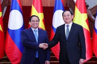 Thủ tướng Phạm Minh Chính gặp Thủ tướng Lào Sonexay Siphandone. (Ảnh: DƯƠNG GIANG/TTXVN)