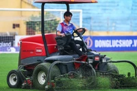 Đầu tư cải tạo, nâng cấp mặt sân cỏ là yêu cầu cần thiết của một nền bóng đá chuyên nghiệp. Trong ảnh: Công nhân đang cải tạo mặt cỏ sân Hàng Đẫy (Hà Nội). (Ảnh: SƠN TÙNG)