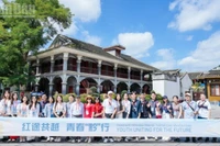 Đại biểu và thanh niên hai nước Việt Nam và Trung Quốc chụp ảnh lưu niệm tại di tích lịch sử địa điểm Hội nghị Tuân Nghĩa, tỉnh Quý Châu, Trung Quốc.