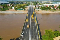 Cầu Phong Châu khi được đưa vào khai thác, sẽ góp phần giảm tải áp lực giao thông. (Ảnh LÊ KHÁNH)