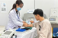 Y, bác sĩ Bệnh viện đa khoa Mê Linh lấy máu xét nghiệm cho người bệnh.