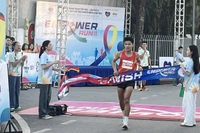 Vận động viên cán đích tại Giải chạy “Hành trình tiếp sức” lần thứ II.