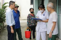 Cán bộ y tế hướng dẫn người dân trên địa bàn Thành phố Hà Nội phòng, chống bệnh sốt xuất huyết tại gia đình và cộng đồng.