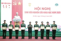 Lãnh đạo Học viện Quân Y trao Bằng khen cho các tác giả đoạt giải.