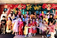 Con em các gia đình kiều bào tại Nice thích thú khi được khoác lên mình chiếc áo dài truyền thống mỗi dịp Tết đến Xuân về. (Ảnh: Báo Nhân Dân)