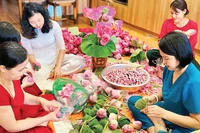 Hợp tác xã Trà sen Hương Thủy tăng cường sản xuất vào dịp cuối năm.