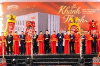 Các đại biểu và ban lãnh đạo Công ty tham gia nghi thức khánh thành nhà máy Acecook Vĩnh Long. 