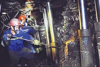 Việc đầu tư thiết bị khai thác hầm lò hiện đại, đồng bộ của Công ty Than Vàng Danh đã góp phần giảm tác động môi trường từ việc khai thác than. (Ảnh: QUANG THỌ)