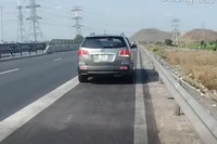 Tài xế đậu ô-tô trên dải dừng khẩn cấp chỉ để ngủ.