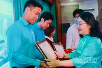 Bà Nguyễn Kim Loan, Thành ủy viên, Phó Chủ tịch Liên đoàn Lao động thành phố trao Bằng khen cho tập thể, cá nhân đạt giải.