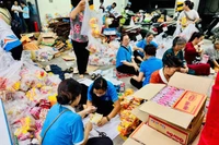 Điểm tiếp nhận tập trung tại cơ quan Ủy ban Mặt trận Tổ quốc Việt Nam Thành phố Hồ Chí Minh mọi người đang tích cực phân loại và đóng gói hàng hóa để vận chuyển tới tay bà con sớm nhất.