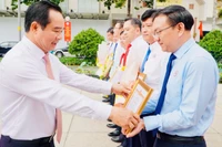 Ông Nguyễn Văn Được, Bí thư Đảng ủy, Chủ tịch Ủy ban nhân dân Thành phố Hồ Chí Minh tặng hoa, giấy khen chúc mừng ông Lâm Đình Thắng, Giám đốc Sở Khoa học và Công nghệ. 