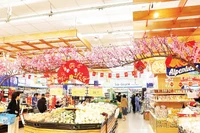 Những ngày cận Tết, sức mua đang tăng nhanh trong các hệ thống siêu thị tại Hà Tĩnh. (Ảnh: NGỌC LOAN)