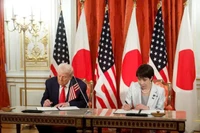 Tổng thống Mỹ Donald Trump và Thủ tướng Nhật Bản Takaichi Sanae ký văn kiện hợp tác tại Tokyo.