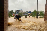 Chính quyền địa phương bố trí lực lượng hỗ trợ tại các cửa và cột thêm dây để người dân di chuyển an toàn tại khu vực cổng vào Kinh thành Huế. (Ảnh QUANG TIẾN)