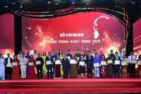 Đại tướng Trịnh Văn Quyết, Bí thư Trung ương Đảng, Trưởng Ban Tuyên giáo và Dân vận Trung ương trao giấy khen, tặng các cá nhân tiêu biểu. (Ảnh: TTXVN)