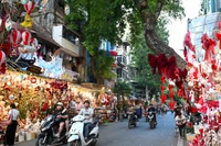 Không khí ngày Tết ở phố Hàng Mã