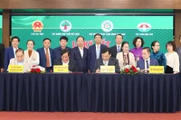 Đại diện lãnh đạo các đơn vị ký kết biên bản hợp tác giai đoạn 2026-2030.