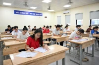 Thí sinh tại điểm thi Trường trung học cơ sở Nguyễn Trường Tộ, Hà Nội. (Ảnh THẾ ĐẠI)