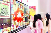 Công chúng trải nghiệm báo Xuân bằng công nghệ số tại Bảo tàng Báo chí Việt Nam.