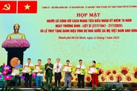 Truy tặng danh hiệu vinh dự Nhà nước Bà mẹ Việt Nam Anh hùng đối với sáu Mẹ. (Ảnh: Vương Lê)