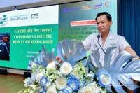Đại tá, Tiến sĩ, bác sĩ Phan Đình Mừng, Phó Giám đốc Bệnh viện Quân y 175, Giám đốc Viện Chấn thương Chỉnh chia sẻ tại buổi tập huấn.