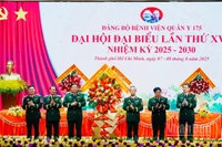  Thượng tướng Huỳnh Chiến Thắng trao lẵng hoa của Thường vụ Quân ủy Trung ương chúc mừng đại hội. (Ảnh: VƯƠNG LÊ)