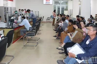 Người dân thực hiện thủ tục hành chính tại Trung tâm Phục vụ hành chính công xã Bình Sơn (Quảng Ngãi).