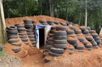Hầm công sự do quân đội Thái Lan chuẩn bị tại khu vực Đền Ta Muen Thom ngày 23/7. (Ảnh: PHẠM HẢI/TTXVN)