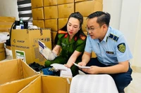 Công an Hà Nội khám xét lô thực phẩm chức năng, thiết bị y tế giả. (Ảnh THÚY HÀ)
