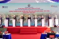 Các đại biểu thực hiện nghi thức thông tuyến tại buổi lễ.