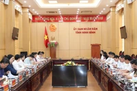 Các đại biểu dự buổi làm việc.