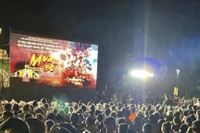 Công chiếu phim “Mưa đỏ” tại di tích Thành cổ Quảng Trị để tri ân các Anh hùng liệt sĩ. (Ảnh: TTXVN)