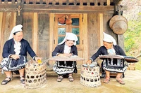 Các nghệ nhân ở bản Hoài Khao (Cao Bằng) thực hiện kỹ thuật thêu và in hoa văn bằng sáp ong.