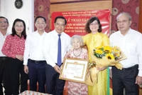 Lãnh đạo Thành phố Hồ Chí Minh và lãnh đạo phường Thạnh Mỹ Tây chúc mừng đồng chí Nguyễn Thị Dũng nhận Huy hiệu 80 năm tuổi Đảng.