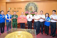  Đoàn công tác tặng quà cho quân và dân đặc khu Trường Sa - Ảnh: Văn Minh