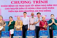 Ban tổ chức trao quà cho người dân có hoàn cảnh khó khăn trên địa bàn.