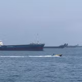 Các tàu thương mại neo đậu tại eo biển Hormuz, gần thị trấn Khasab, ở miền bắc Oman. (Ảnh: Tân Hoa xã)