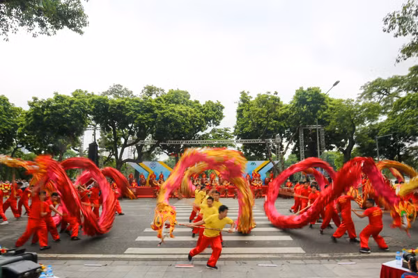 Biểu diễn múa rồng bên hồ Hoàn Kiếm (Hà Nội). (Ảnh: ĐĂNG ANH)