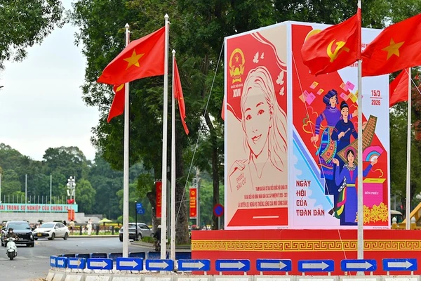 Đường phố Hà Nội được trang hoàng rực rỡ chào đón ngày bầu cử đại biểu Quốc hội khóa XIV và đại biểu Hội đồng nhân dân các cấp nhiệm kỳ 2026-2031. (Ảnh: THẾ ĐẠI)