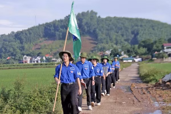 Sinh viên Đại học Kinh tế Quốc dân hành quân đến hỗ trợ người dân xã Hà Long (huyện Hà Trung, tỉnh Thanh Hóa) trong Chiến dịch tình nguyện Mùa hè xanh năm 2024. (Ảnh: Hội Sinh viên Đại học Kinh tế Quốc dân)